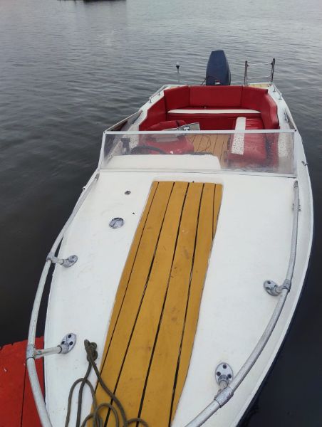 Lancha estilo Jetboat